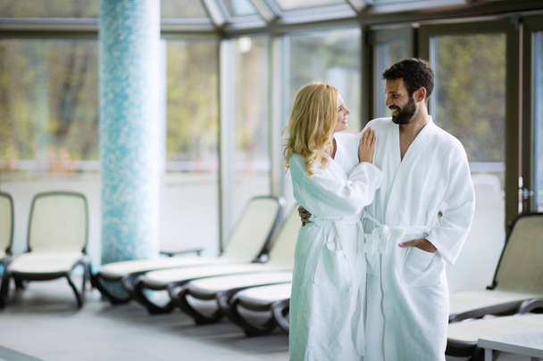 Couple enjoying spa wellness treatments - Foto, imagen