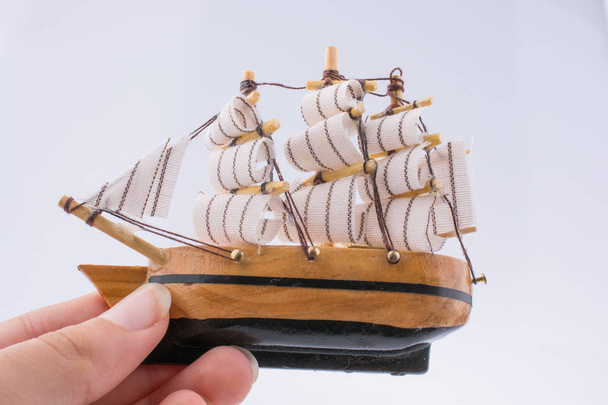Kleine houten model boot in de hand - Foto, afbeelding