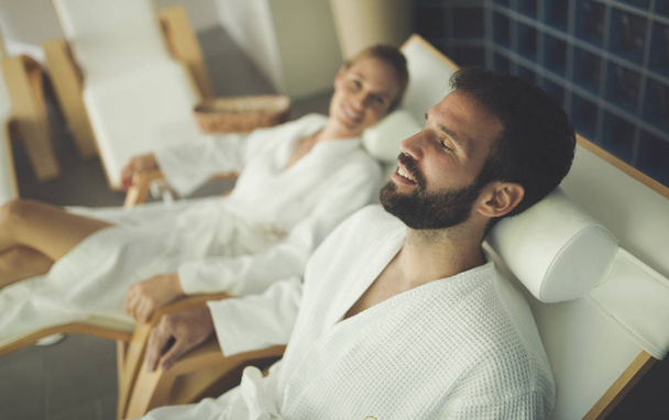 Couple relaxing in spa center - Φωτογραφία, εικόνα
