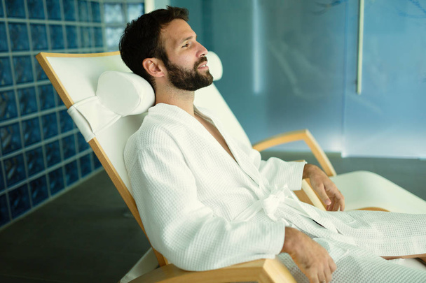 Handsome man relaxing in wellness center - Foto, Imagem