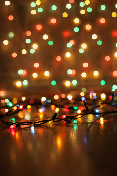 luzes de Natal em um fundo de madeira - Foto, Imagem