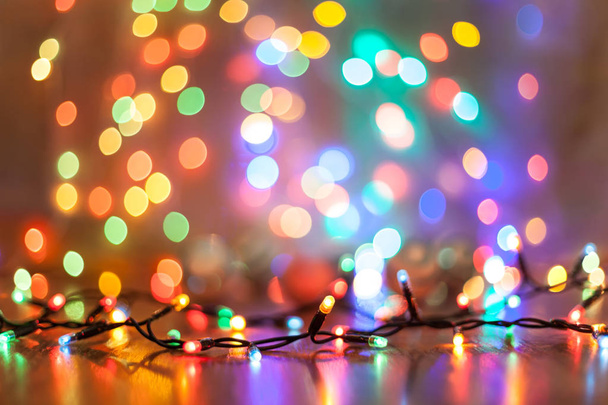 Kunst bunte Lichter auf einem hölzernen Hintergrund. Weihnachtsgirlanden - Foto, Bild