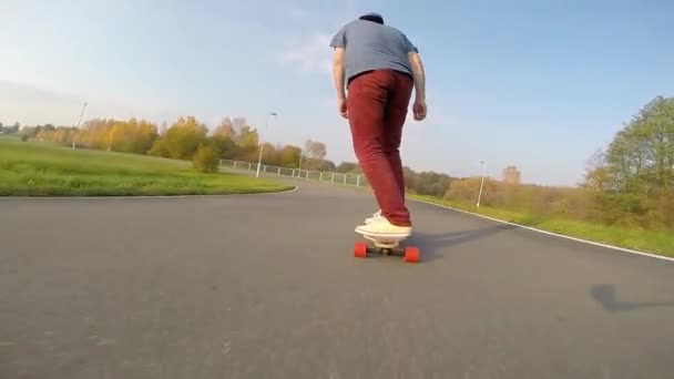 man op zijn longboard skate - Video