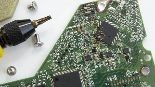 回路基板コンデンサー チップ スクリュー ドライバー ハードウェアの概念 - 写真・画像