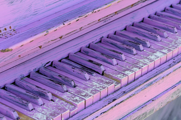 alte Klaviertasten in violett lackiert. Musik - Foto, Bild