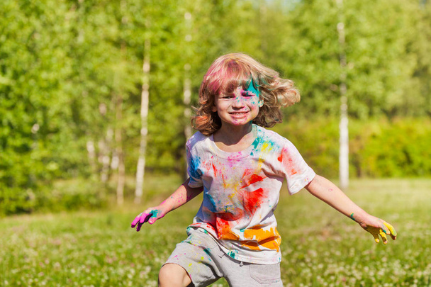 boy playing with colored powder - Foto, immagini