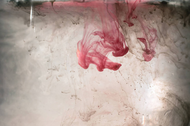 Tinta rosa blanca y roja en agua. Iluminación solar. Movimiento dinámico
 - Foto, Imagen