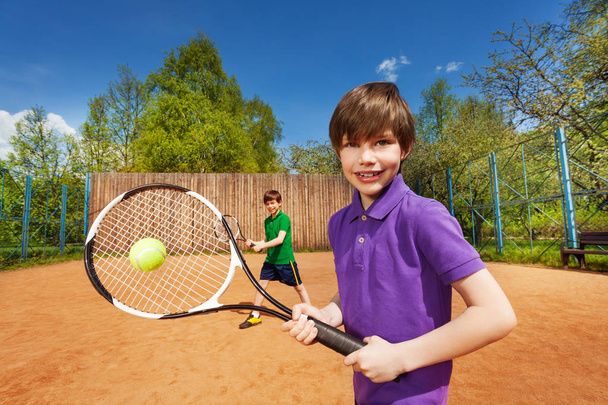 テニスのボールを待っている二人の少年 - 写真・画像