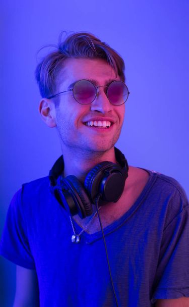 dj with headphones in nightclub - Foto, afbeelding