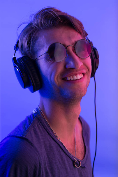 portrait of a young man listening to music - Фото, изображение