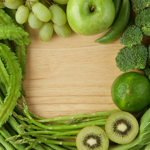 Egészséges táplálkozás háttér. Különböző zöld gyümölcs és zöldség - Fotó, kép