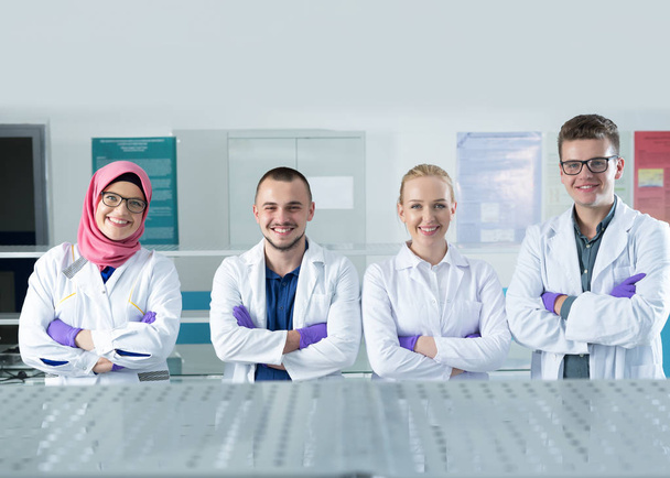 Giovani scienziati in uniforme bianca che lavorano in laboratorio
 - Foto, immagini