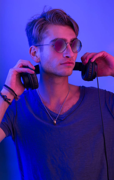 portrait of a young man listening to music - Foto, Imagem