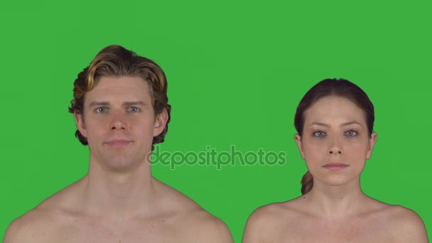 Couple nu se tient face à la caméra (Clé verte
) - Séquence, vidéo