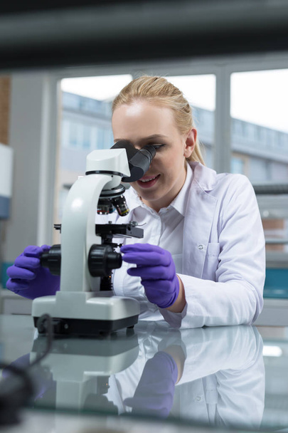 Female researcher in a lab - Фото, зображення
