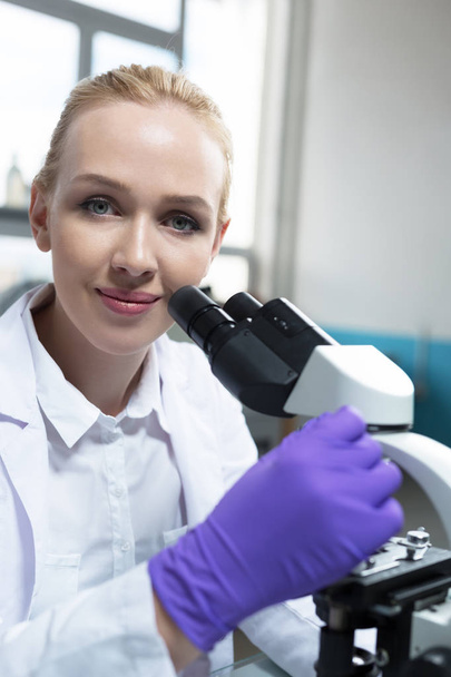 Female researcher in a lab - Foto, Imagen