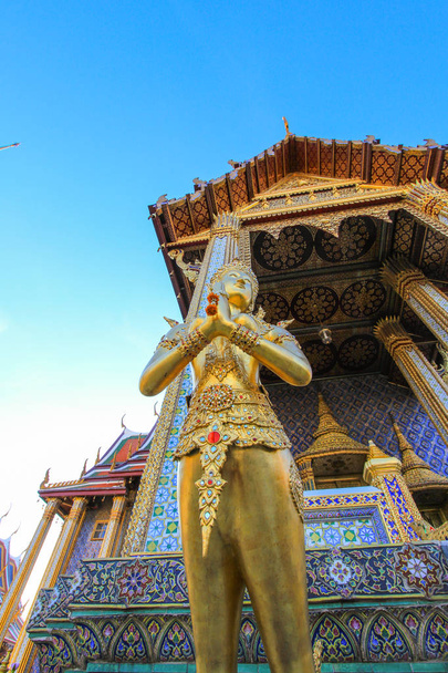 Golden statue in side public royal temple - Foto, imagen