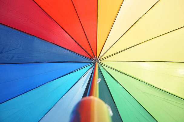 Parapluie multicolore contre le ciel ensoleillé
 - Photo, image