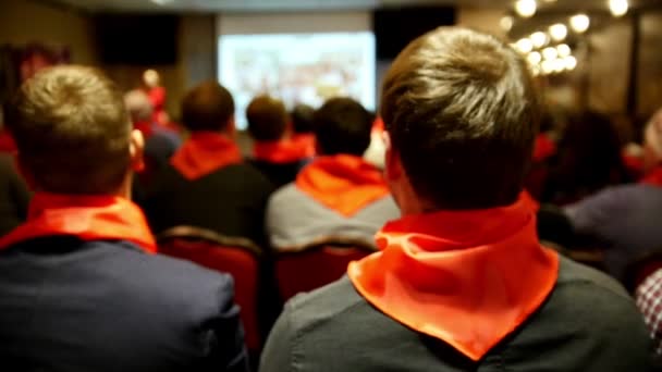 Spotkanie komunista pionierów Komsomołu - słuchaczy w czerwone krawaty nasłuchuje wykładowca, który mówi i pokazuje prezentacji na ekranie - Materiał filmowy, wideo