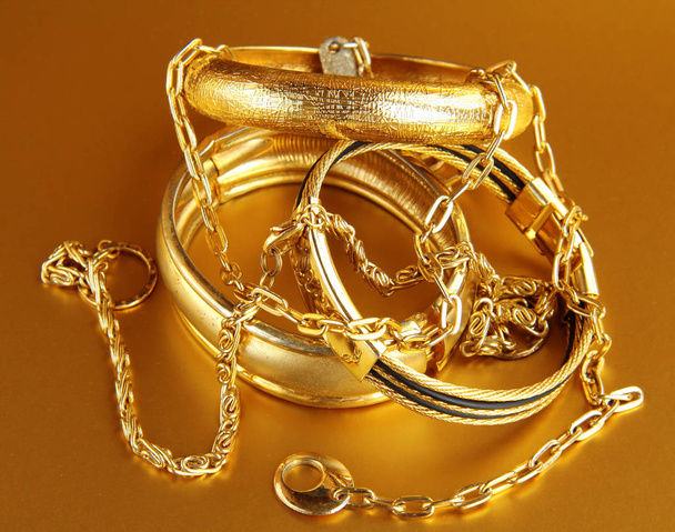 Χρυσά κοσμήματα, βραχιόλια και αλυσίδες. Πολυτελή αξεσουάρ. - Φωτογραφία, εικόνα