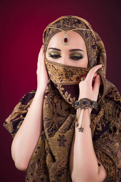 Muslim woman with nice jewellery - Φωτογραφία, εικόνα