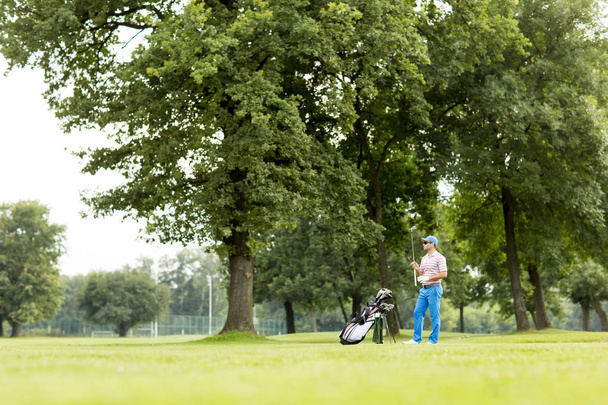 ゴルフをしてる若い男 - 写真・画像