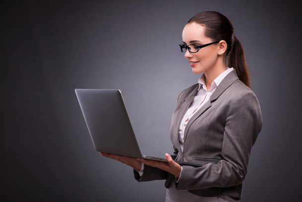 Zakenvrouw met laptop in business concept - Foto, afbeelding