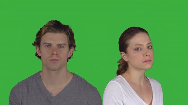 Trauriges Paar dreht sich um und blickt in die Kamera (grüner Schlüssel)) - Filmmaterial, Video