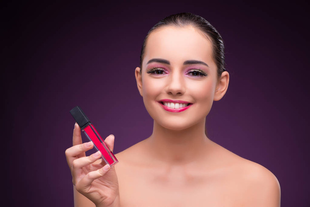 Femme avec tube de rouge à lèvres dans le concept de beauté
 - Photo, image