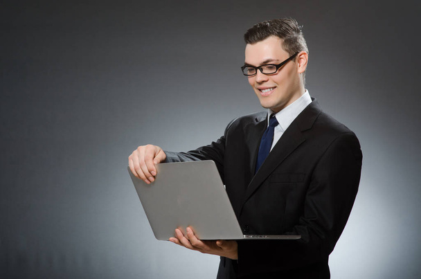 Homem com laptop no conceito de negócio - Foto, Imagem