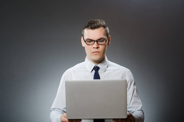 Человек с ноутбуком в бизнес-концепции - Фото, изображение