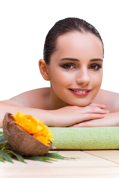 Mujer joven disfrutando de tratamiento de spa
 - Foto, imagen