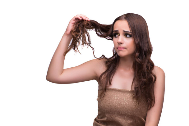 Mujer revisando su corte de pelo aislado en blanco
 - Foto, imagen