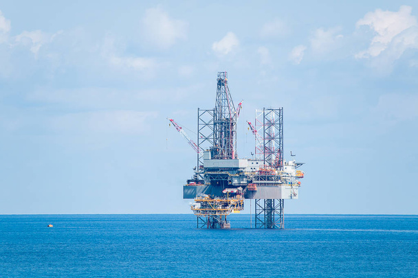 Plataforma de Producción Offshore en el Medio del Océano para Petróleo y
  - Foto, imagen