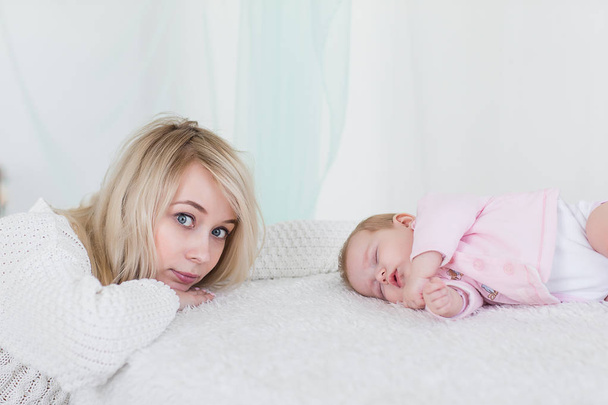 mother puts her baby daughter to sleep - Foto, Imagem