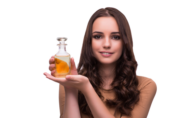 Jonge vrouw met parfumfles geïsoleerd op wit - Foto, afbeelding