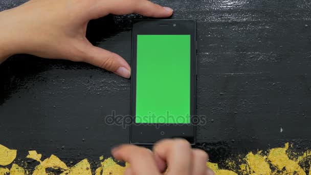 Mujer usando Smartphone con pantalla verde
 - Metraje, vídeo