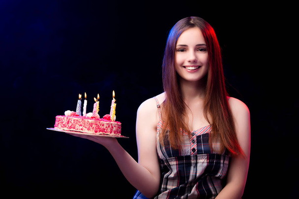 Mujer joven con pastel de cumpleaños en la fiesta
 - Foto, imagen