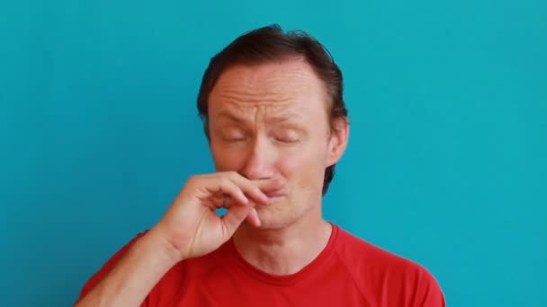 un hombre estornuda
 - Metraje, vídeo