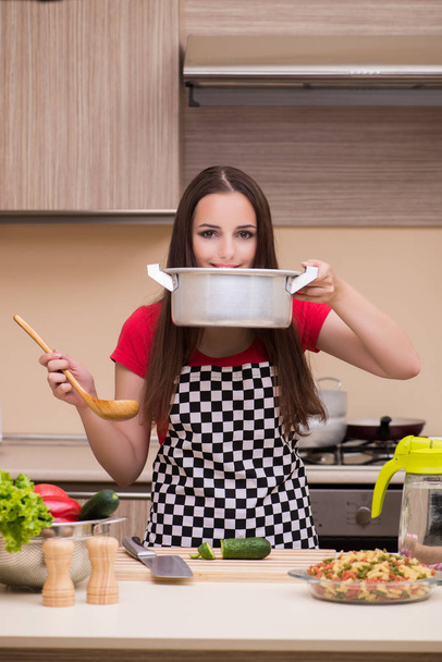 Młoda kobieta gospodyni w kuchni - Zdjęcie, obraz