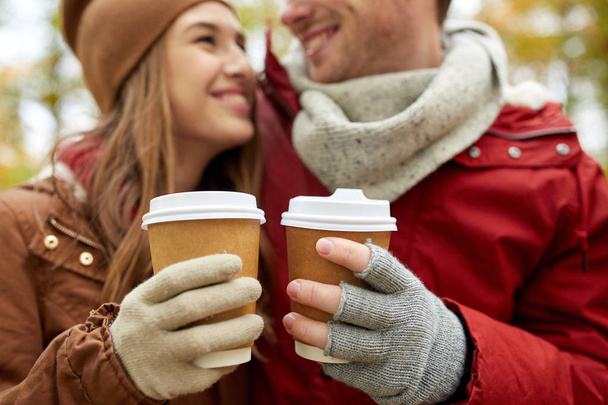 秋のコーヒーで幸せなカップルのクローズ アップ - 写真・画像