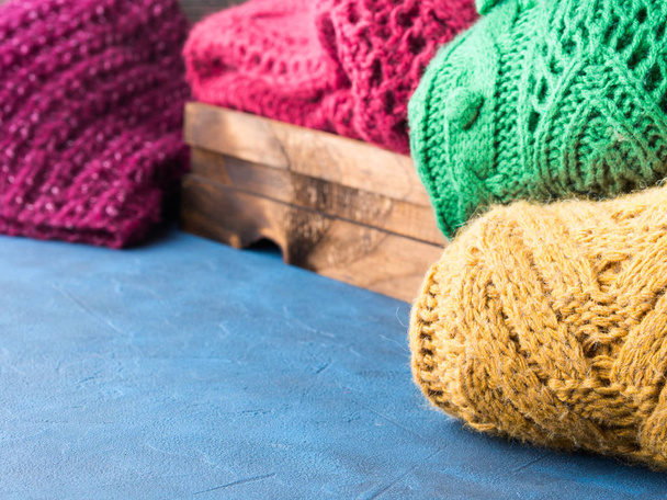 Maglioni di lana delle donne invernali. Pullover a maglia
 - Foto, immagini