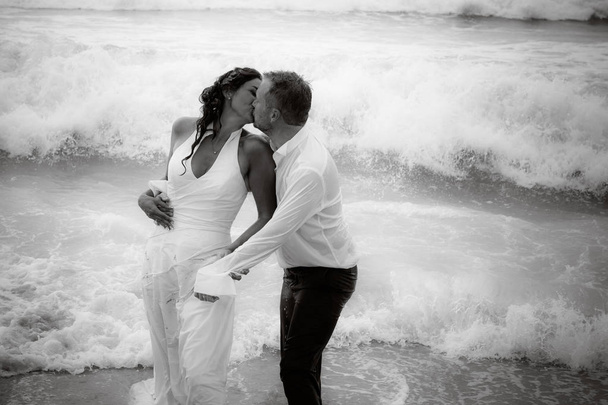 Beijar casal de casamento amoroso na água se divertir
 - Foto, Imagem