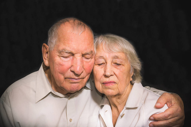 siyah bir arka plan üzerinde üzgün yaşlı çift - Fotoğraf, Görsel
