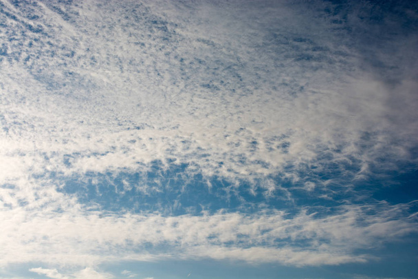  Niebo z chmurami biały i niebieski - Zdjęcie, obraz
