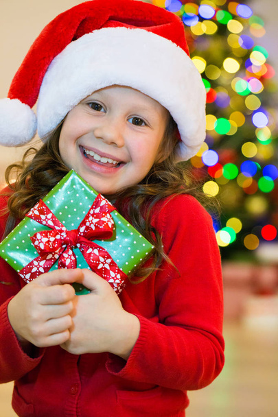 девушка с рождественским подарком - Фото, изображение