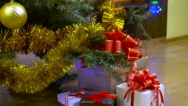 zdobené vánoční strom se světly krbu - Záběry, video