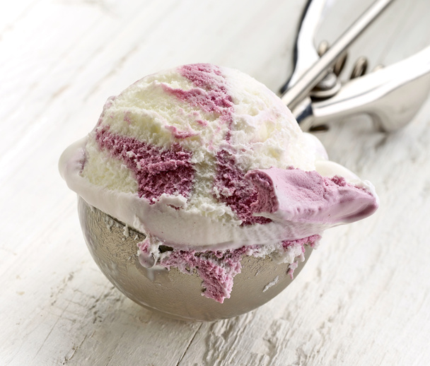 バニラとブルーベリーのアイスクリーム - 写真・画像