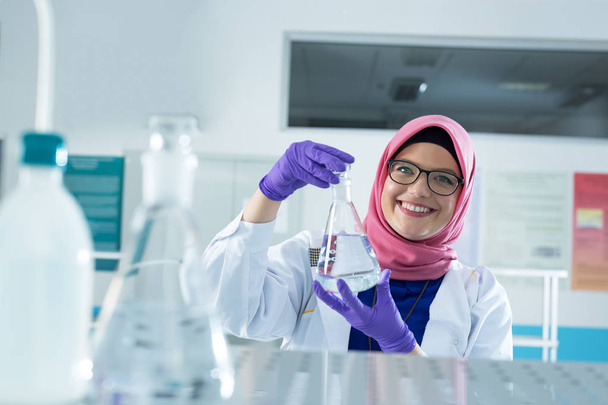 muslim lab worker with hijab  - Foto, Bild