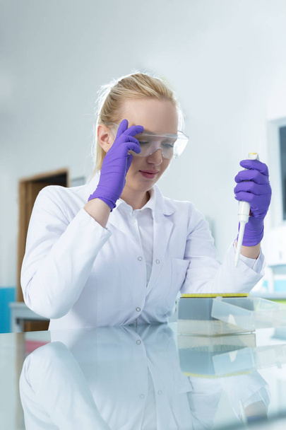 Female researcher in a lab - 写真・画像